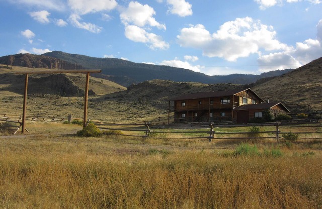 Peaceful Log Home near Yellowstone