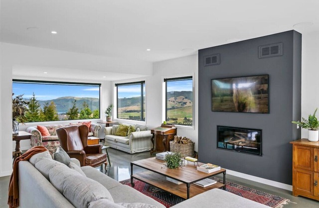 Peaceful Luxury Retreat - with Spa Pool, a spacious, beautiful, private property with stunning views