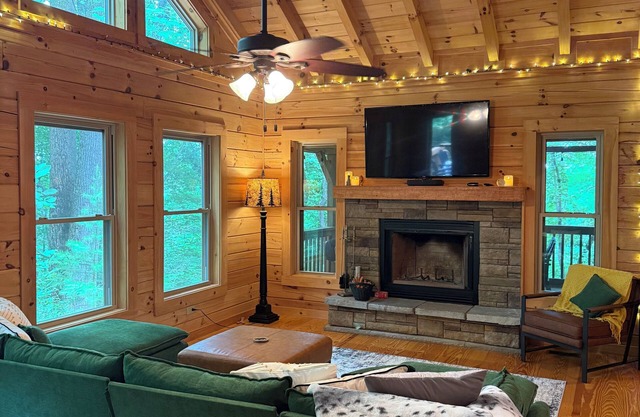 Peaceful mountain cabin with amenties in Rumbling Bald resort, Lake Lure