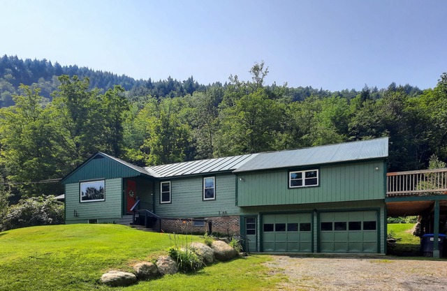 Peaceful, mountain-view home with large deck, & grill - dog-friendly