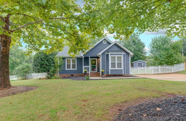 Peaceful Oasis Convenient to Greenville!