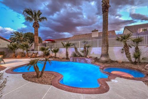Peaceful Oasis Near Strip & Airport Pool Spa