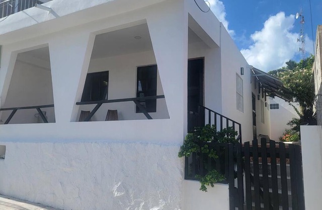 Peaceful ocean view, private courtyard. Casa Indie