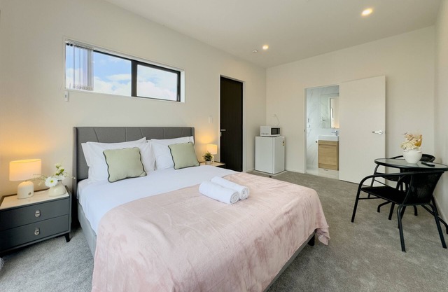 Peaceful One Bedroom with Garage in Takanini