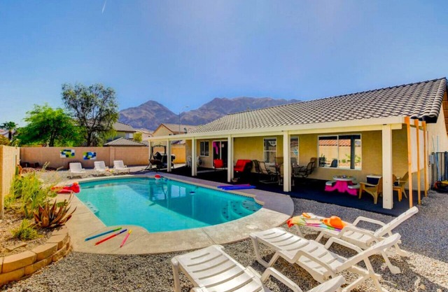 Peaceful POOL- 6beds 3bedrms Kids ok Nellis Close