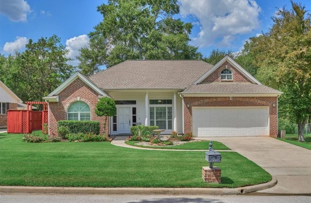 Peaceful, quiet, friendly, seconds from dining, shopping, schools, and commute.