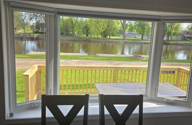 Peaceful Riverfront - all amenities for fishing or friends/family getaway!