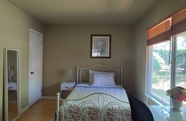 Peaceful room in a beautiful house inn Redding