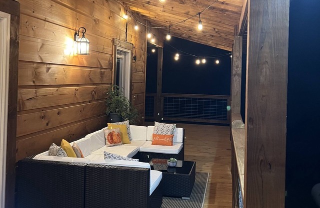 Peaceful, rustic, luxurious, with mountain views and hot tub!