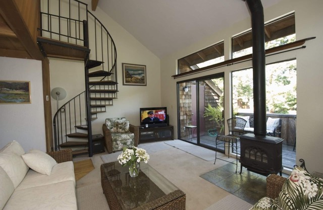 Peaceful Seabright Townhome Retreat Near Boardwalk & Yacht Harbor