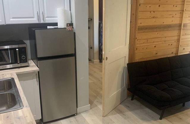 Peaceful Stay, New Re-Model, Quiet. 15 min from downtown.