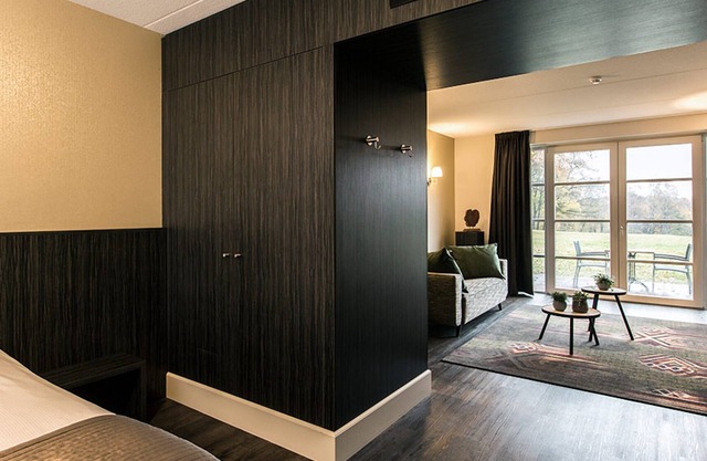 Peaceful Stay! Onsite Dining, Free Parking! Close to Vrijheidsmuseum!