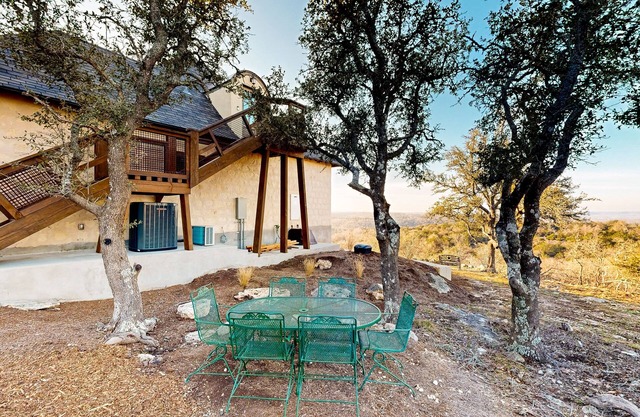 Peaceful & stylish getaway with patio & stunning views - near rivers & wineries