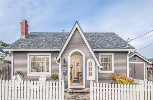 Peaceful, Updated Cottage. Walk to Town & Beach.