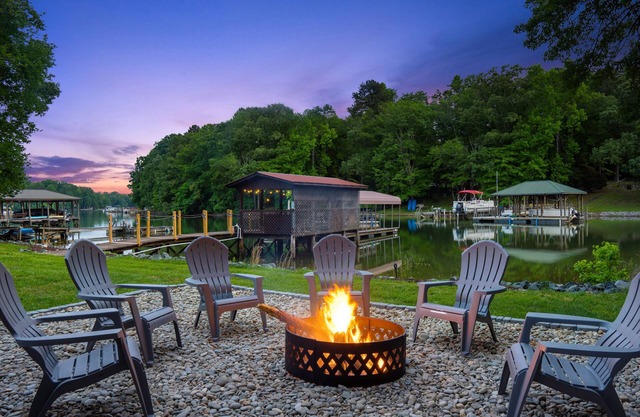 Peaceful Retreat on Lake Norman/Pontoon Boat ava.