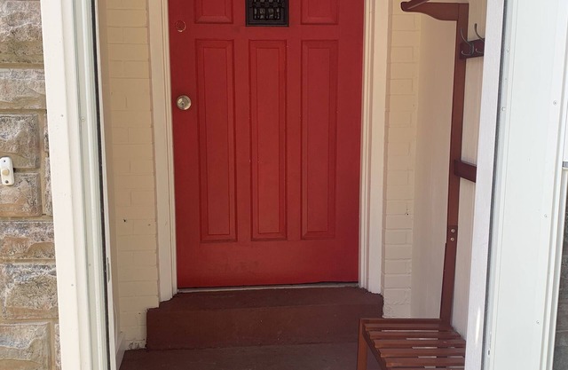 Peaceful Valley Home Minutes from Downtown!