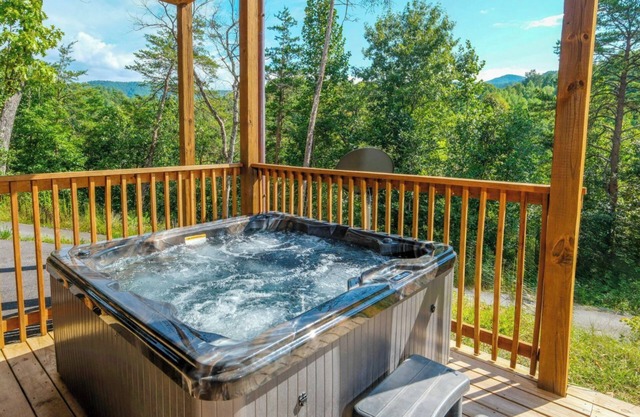 Peaceful wooded views and a cozy hot tub! - White Pine Lodge