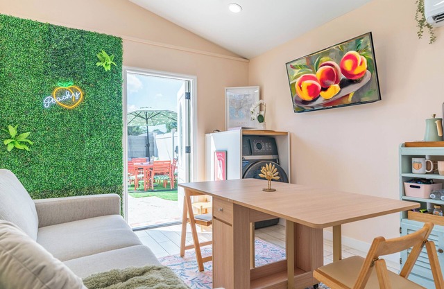 Peachy Paradise Tiny home getaway w/Patio & Putting green