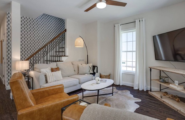 Peak City Perfection- Apex Downtown Walkable, Park Views, Big Yard, Large Groups