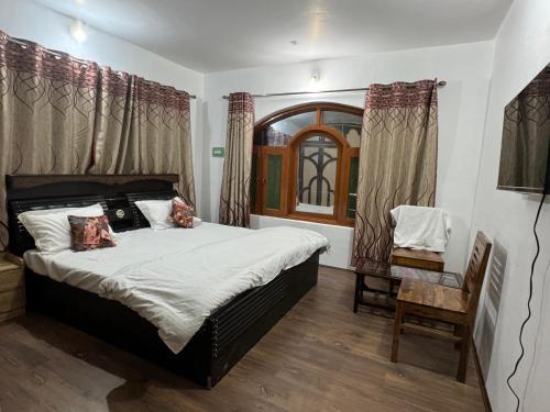 Peak View Guest House Gurez