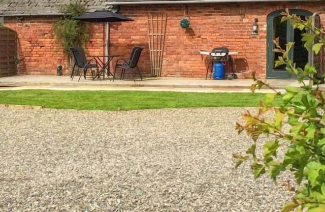 PEAR TREE COTTAGE, pet friendly, with a garden in Ellesmere