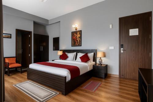 Pearl Grand Boutique Cottage in Omaxe Anandam Vrindavan - #premium AC rooms with balcony #big parking #lift #garden #peaceful area #near prem mandir #property of the year #most awarded