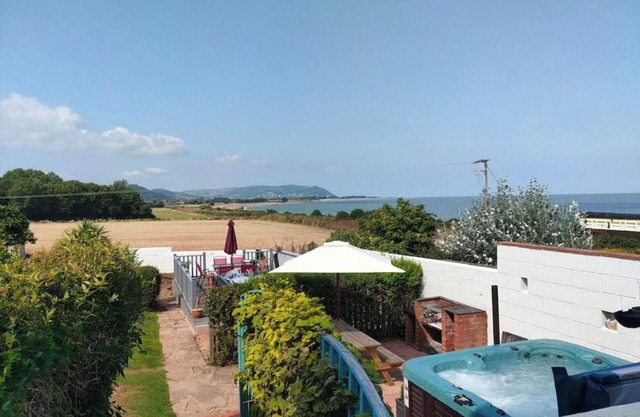 Pebbles Reach, 2 Bed Sea view apartment & hot tub