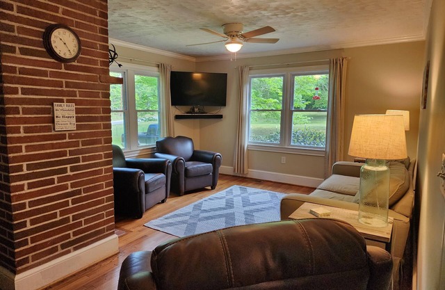 Peggy's Cottage - 2BR/1BA, 18 minutes from downtown Greenville