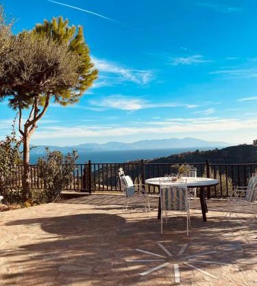 Peloponnese Hideout - White house with the sea view