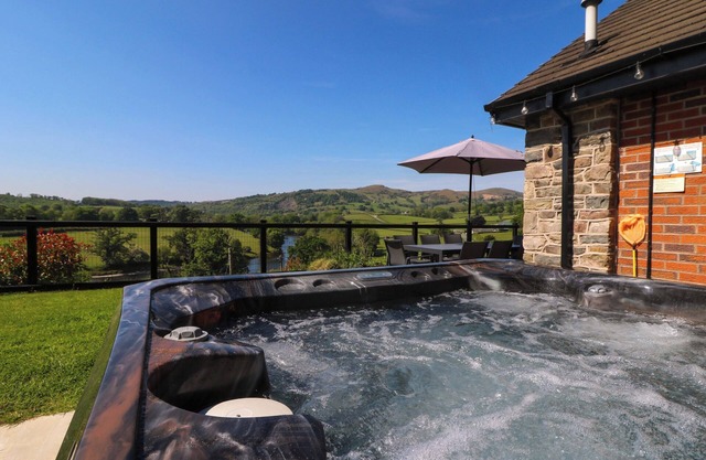 PEN Y BANC, pet friendly, with hot tub in Builth Wells
