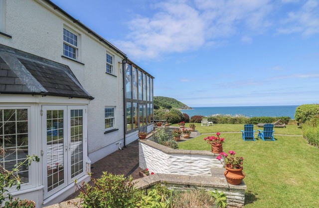 PEN Y GRAIG, luxury holiday cottage, with open fire in Aberporth