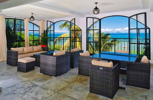 Penelope: Bright, stylish apt in city centre!