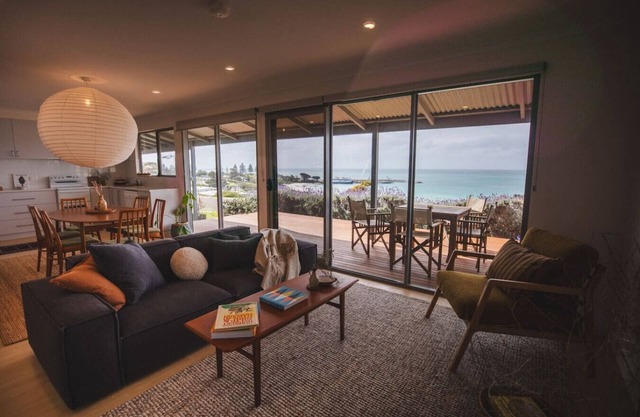 Penny Shack: sweet KI cottage with sea views