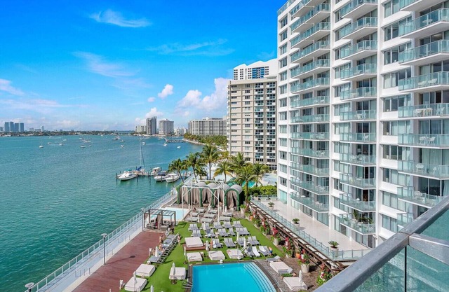 Penthouse 2 Bed 2 Bath Bay View with Balcony