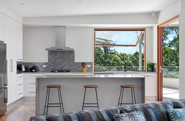 Penthouse apartment in central Point Lookout. Walk to beach.