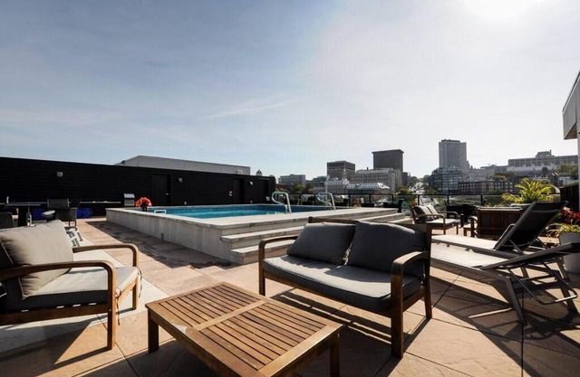 Penthouse, central Quebec City, heated pool