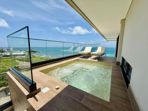Penthouse con jacuzzi privado, balcón y vista al mar