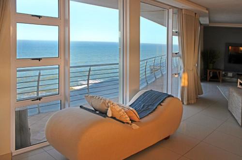 Penthouse ON the Beach - Live Like Royalty