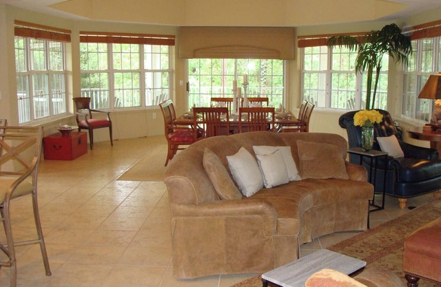 Penthouse Suite w/golf & water views-pool & hot tub