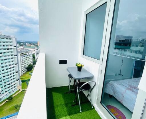 Penthouse Unit @ 19 floor w/ Balcony. Studio type.
