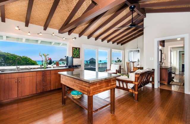 Penthouse View in coveted Lanikai! 2 bed 1 bathroom.