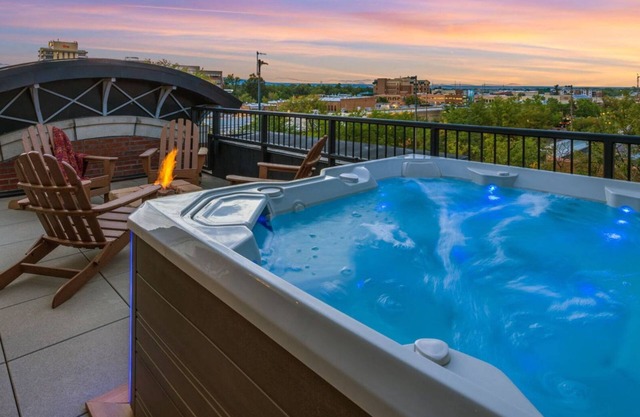 Penthouse w/Mtn Views in the Heart of Old Town