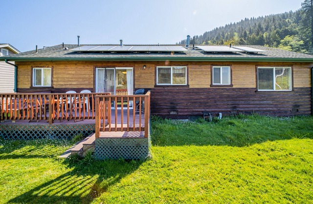 Perfect cabin near the beach & state parks with deck, gas grill, & two spaces