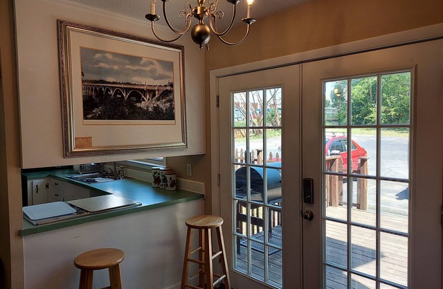 Perfect commute.lots of room and free parking!