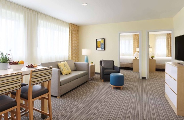 Perfect Downtown Base w/3 Spacious Rooms, Ideal for Musical Legends Park