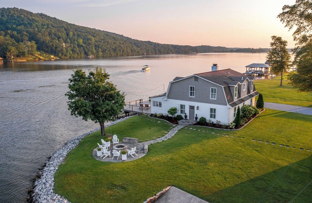 Perfect fall getaway! Firepit, sunset views, fishing & more!