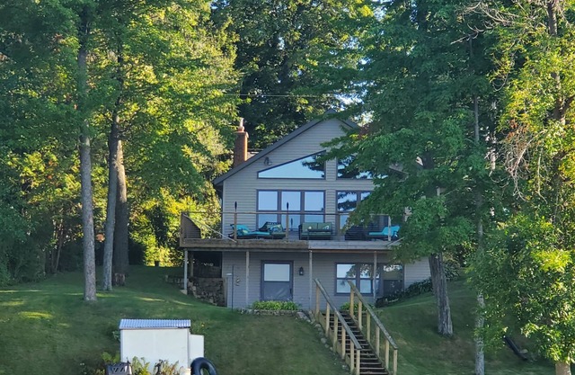 Perfect family get-away with lake front property & sandy shores on White Lake