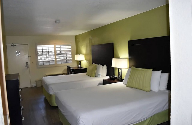 Perfect for a Family Getaway! Minutes from San Diego Zoo, Free Breakfast!