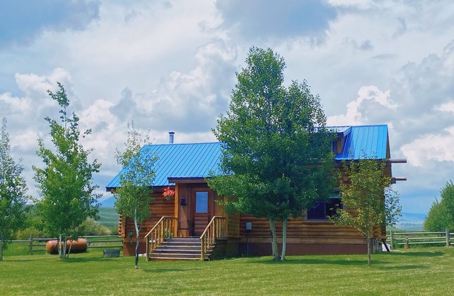 Perfect for Couples Or Families Up To 4 In Lovely Two Story Log Home