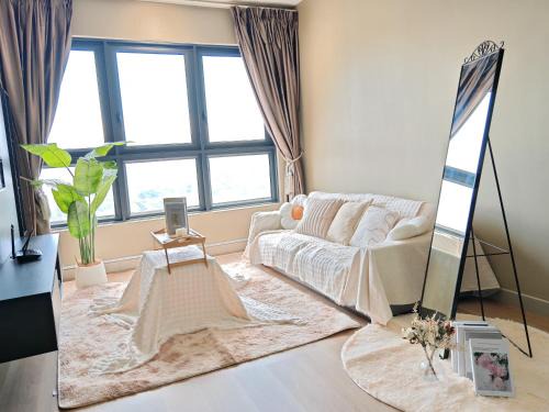 Perfect for Families & Larger Groups, KL MRT- M Vertica